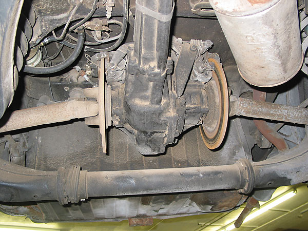 Inboard-mounted rear disc brakes