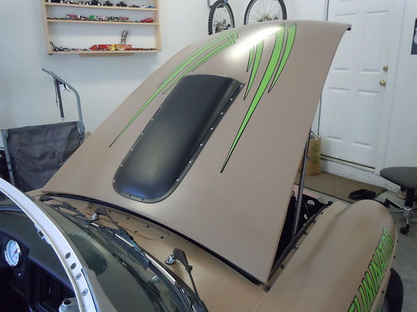 Cobra style fiberglass hood scoop.