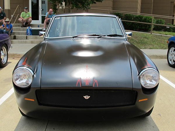 Don Bonar provided help with the bodywork. Here: deep-section, faired-in front valance.