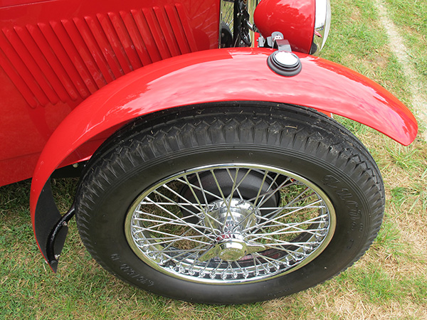 MG changed the styling of J2 front fenders during production.