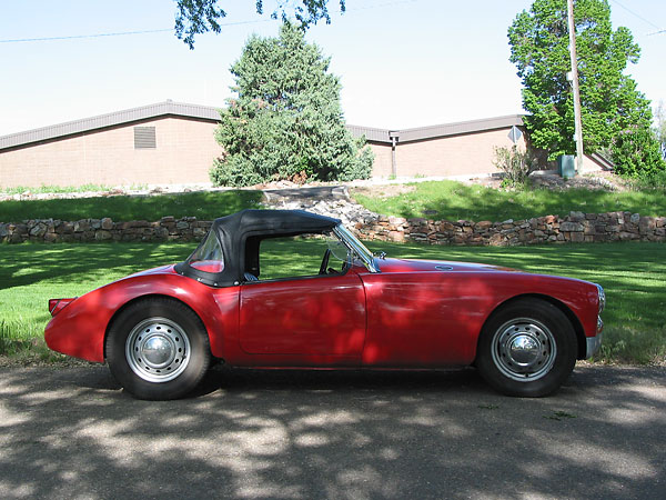 MGA 1500 steel wheels on the front, and MGA 1600 steel wheels on the rear.