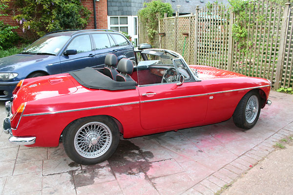 15 inch MGC 70-spoke wire wheels with Pirelli 185-65 tires.