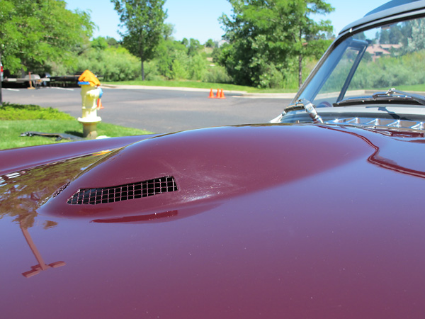 Ford Thunderbird inspired hood scoop.