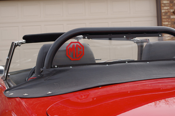 Roll hoop with built-in Lexan screen.