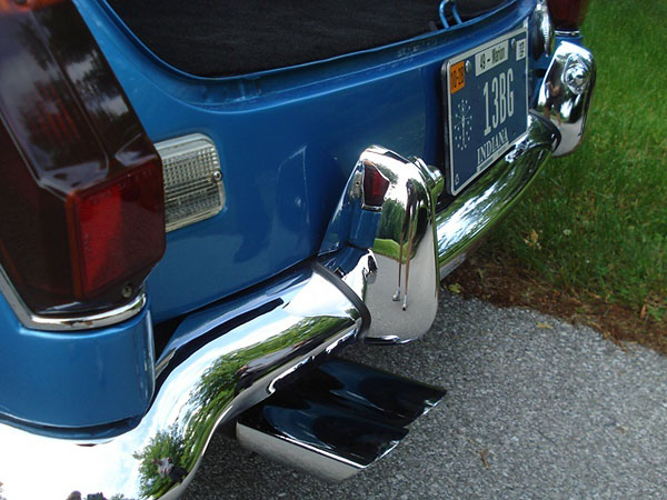 Dual chrome exhaust tips.