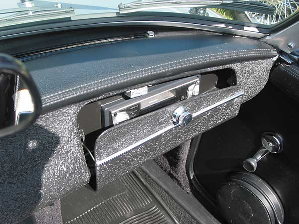 octoganal knob on glove box lid