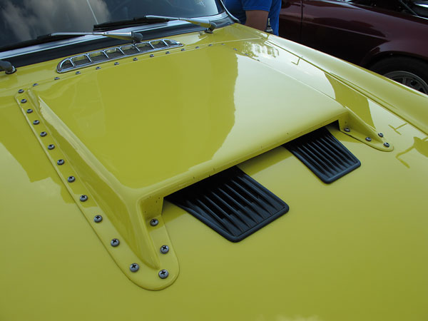 A Mustang-style hood scoop provides a generous measure of clearance to the air cleaner.