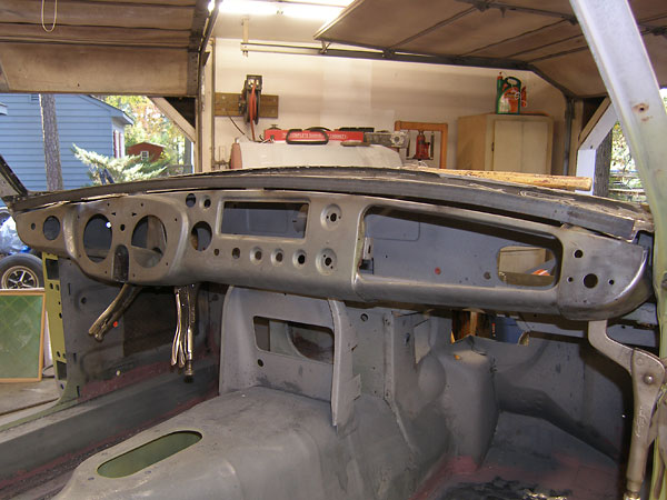 Test fitting an MGB Mk1 (steel) dashboard.