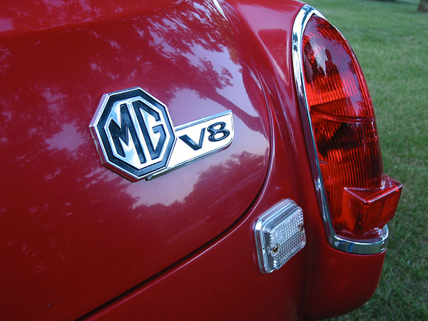 MG V8