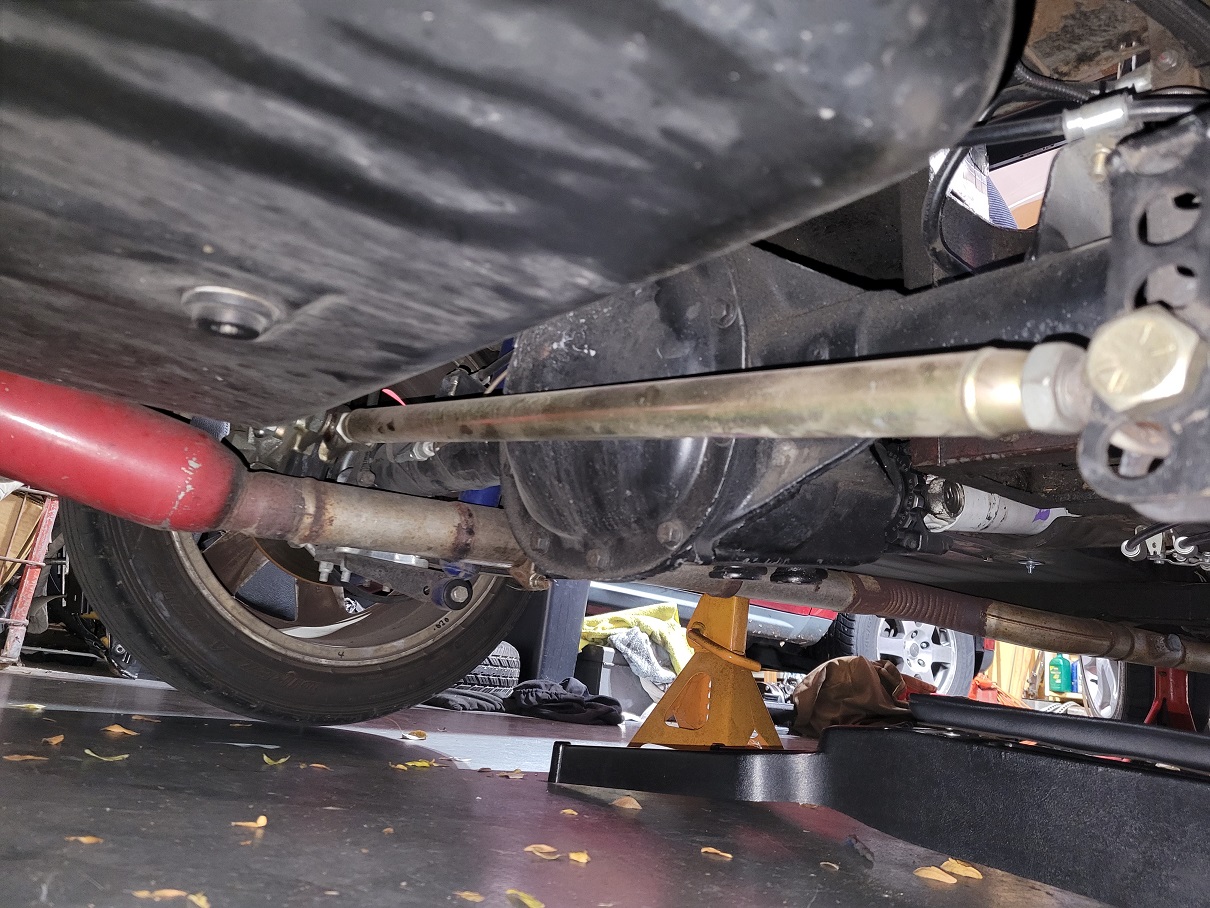 Vented disc brakesPanhard bar installed in the car.