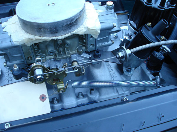 Edelbrock Performer intake manifold. Holley 650 double-pumper carburetor.