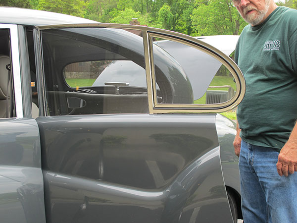 Really cool pivoting back door windows.