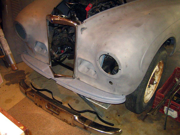 Trial installation of the grille and front bumper.