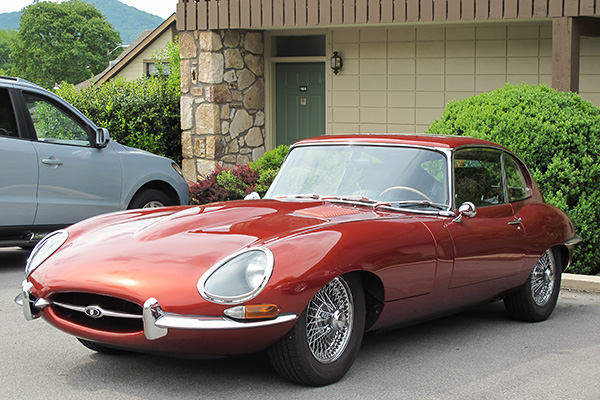 Jaguar XKE 2+2 (front 3/4 view)
