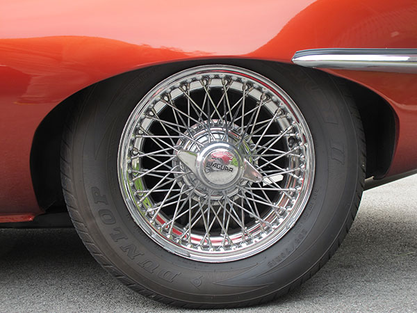 Dunlop Signature II tires (size 205/70R15).