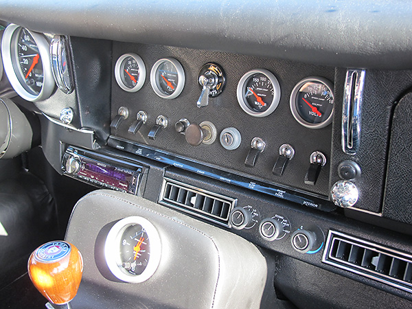 Kenwood AM/FM/CD stereo (model KDC-355U).