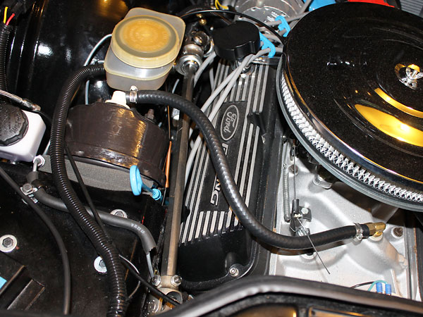 An Edelbrock Performer low rise intake manifold leaves one inch of clearance above the air cleaner.